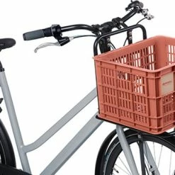 Korting ? Basil Fietskrat M - Medium - 29.5 Liter - Rood ? -Kastoes winkel 550x361