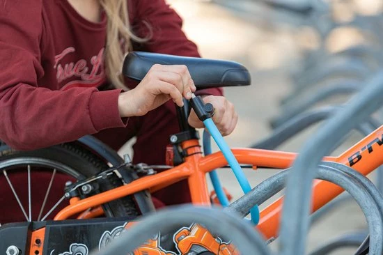 Hete verkoop ❤️ AXA - Resolute 6-60 Slot Voor Kinderfietsen - Kabelslot - Gebruiksvriendelijk - 60 Cm Lang - Diameter 6 Mm Paars ? 4 Hete verkoop ❤️ AXA - Resolute 6-60 Slot Voor Kinderfietsen - Kabelslot - Gebruiksvriendelijk - 60 Cm Lang - Diameter 6 Mm Paars ? - Afbeelding 4